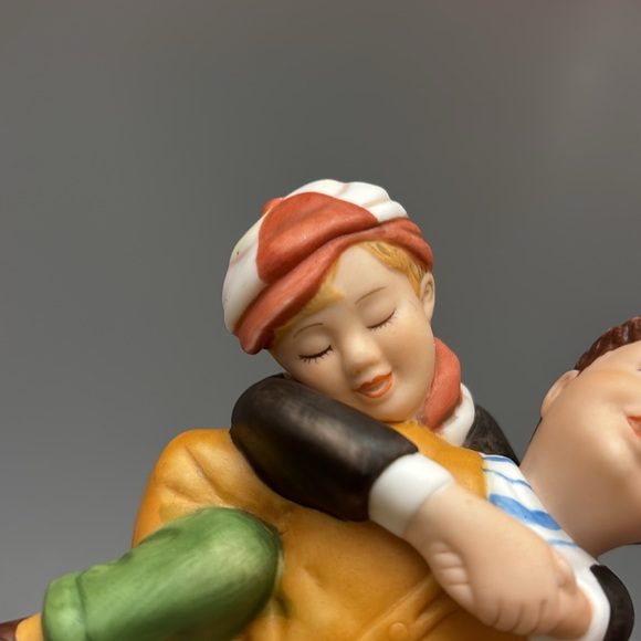 Brothers Figurine piggy back ride by Father Flanagan “He ain't heavy, Father…” - Picture 3 of 8